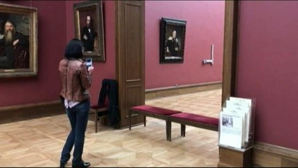 Un hombre daña en Moscú una famosa pintura