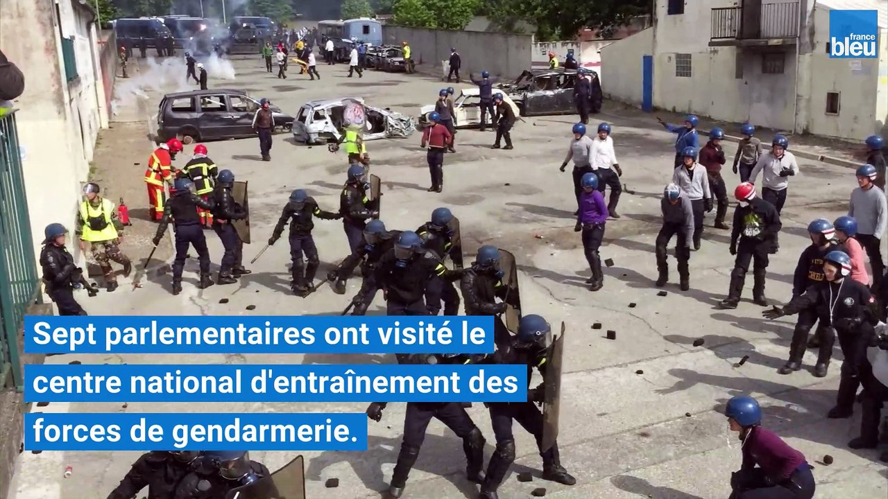 Exercices grandeur nature au centre d'entrainement de la gendarmerie à Saint-Astier en Dordogne