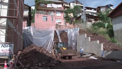 İzmit'te Temel Kazısında Yol Çöktü