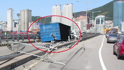 달리던 트레일러에서 적재함 추락...1명 부상 / YTN