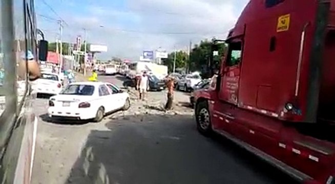 Pobladores están quitando los tranques o barricadas que estaban sobre la pista el Iván Montenegro- Rubenia en Managua.