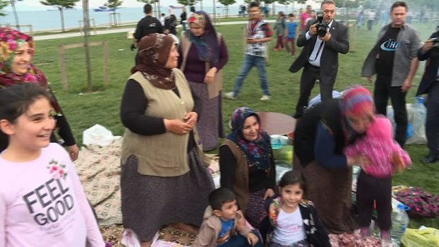 Cumhurbaşkanı Erdoğan, Zeytinburnu sahilde vatandaşlarla sohbet etti