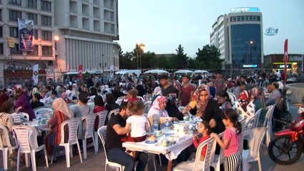 Bakan Kurtulmuş, halkla birlikte iftarını açtı