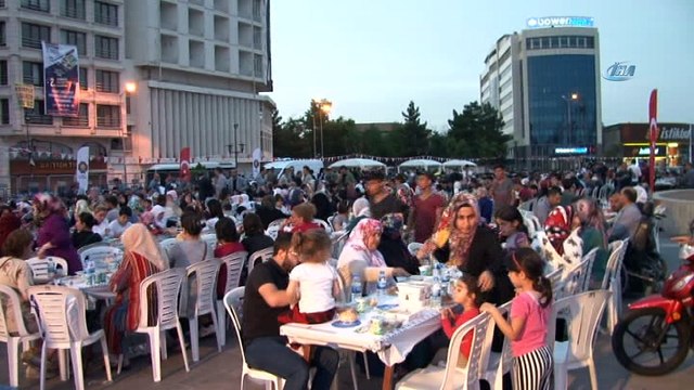 Bakan Kurtulmuş, halkla birlikte iftarını açtı