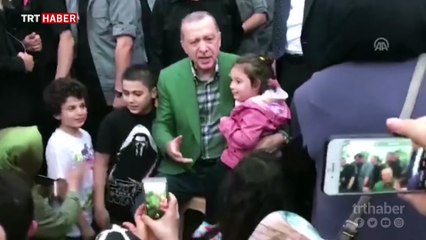 Cumhurbaşkanı Erdoğan iftarı bekleyen vatandaşlarla sohbet etti