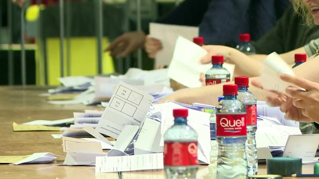 Irlandeses votan masivamente a favor del derecho al aborto