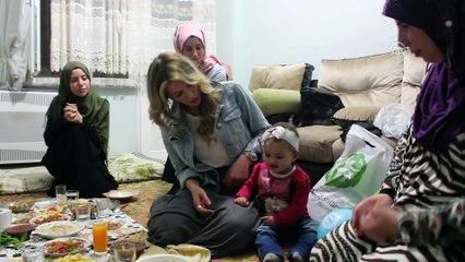Oyuncu Gamze Özçelik, Suriyeli aileyle iftar yaptı - İSTANBUL