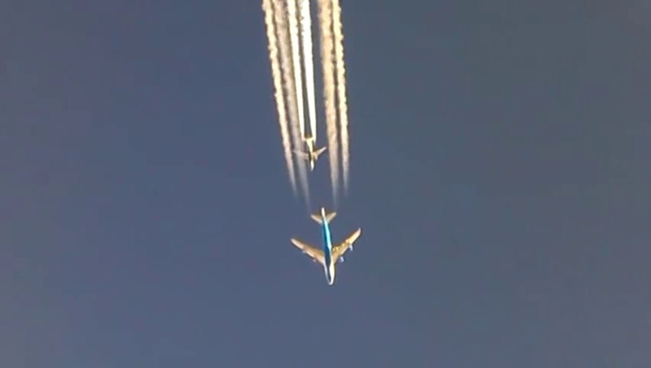 Un avion Boeing 747 et un 737 font la course en plein ciel au dessus de Bagdad