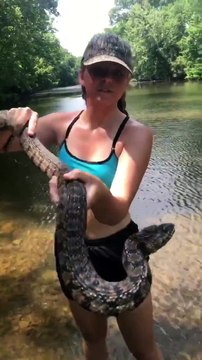 Elle s'amuse avec un énorme serpent crotale très agressif