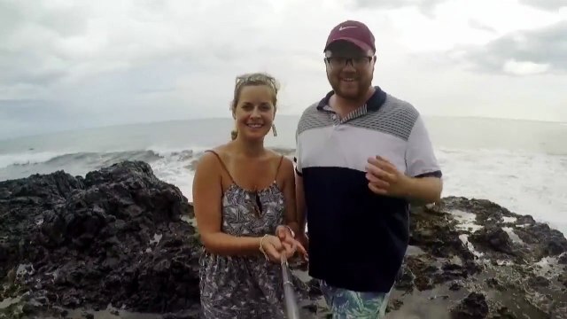 Petit selfie sur la plage... Attention la vague