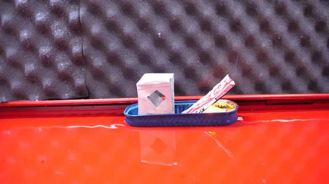 Comment faire un petit bateau à moteur (avec deux cannettes et une boîte de sardines)