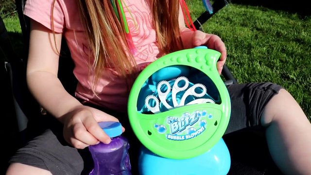 On profite du beau temps pour tester la machine à bulles de savon Blitz Bubble Blowout ! Outdoor