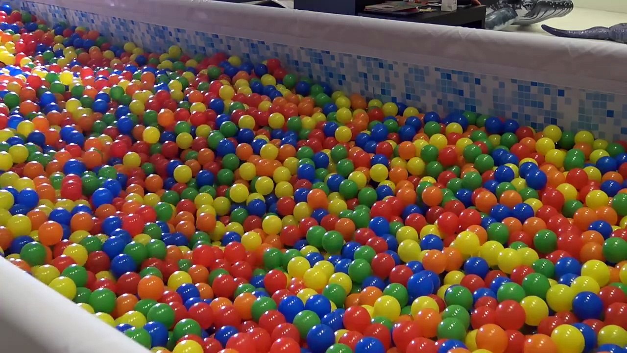 SURPRISES CACHÉES DANS LA PISCINE À BALLES !! • Studio Bubble Tea