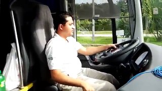 Aprendiendo a manejar un autobus