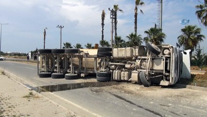 Manavgat’ta toprak taşıyan tır devrildi