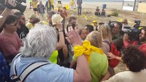 Un vecino de Mataró intenta quitar las toallas amarillas de la playa