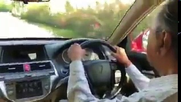 Perdana Menteri Malaysia YAB Tun Dr Mahathir Mohamad memandu sendiri sekitar Kuala Lumpur