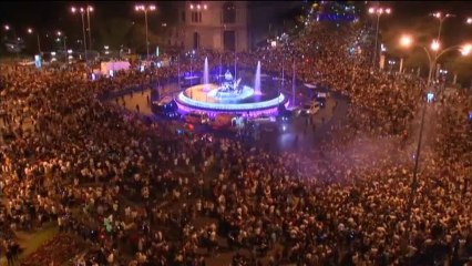 La fiesta de los aficionados del Madrid en Cibeles