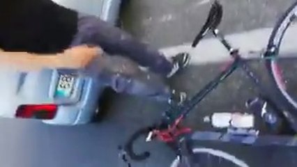 Bronca entre un ciclista y el conductor que casi le atropella