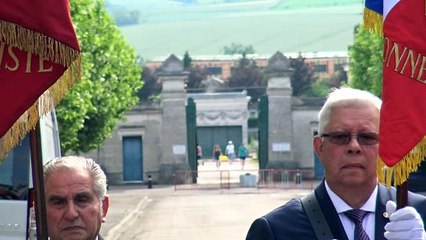La voix de Malraux avec gravité  sur  la stèle Jean-Moulin à Auxerre
