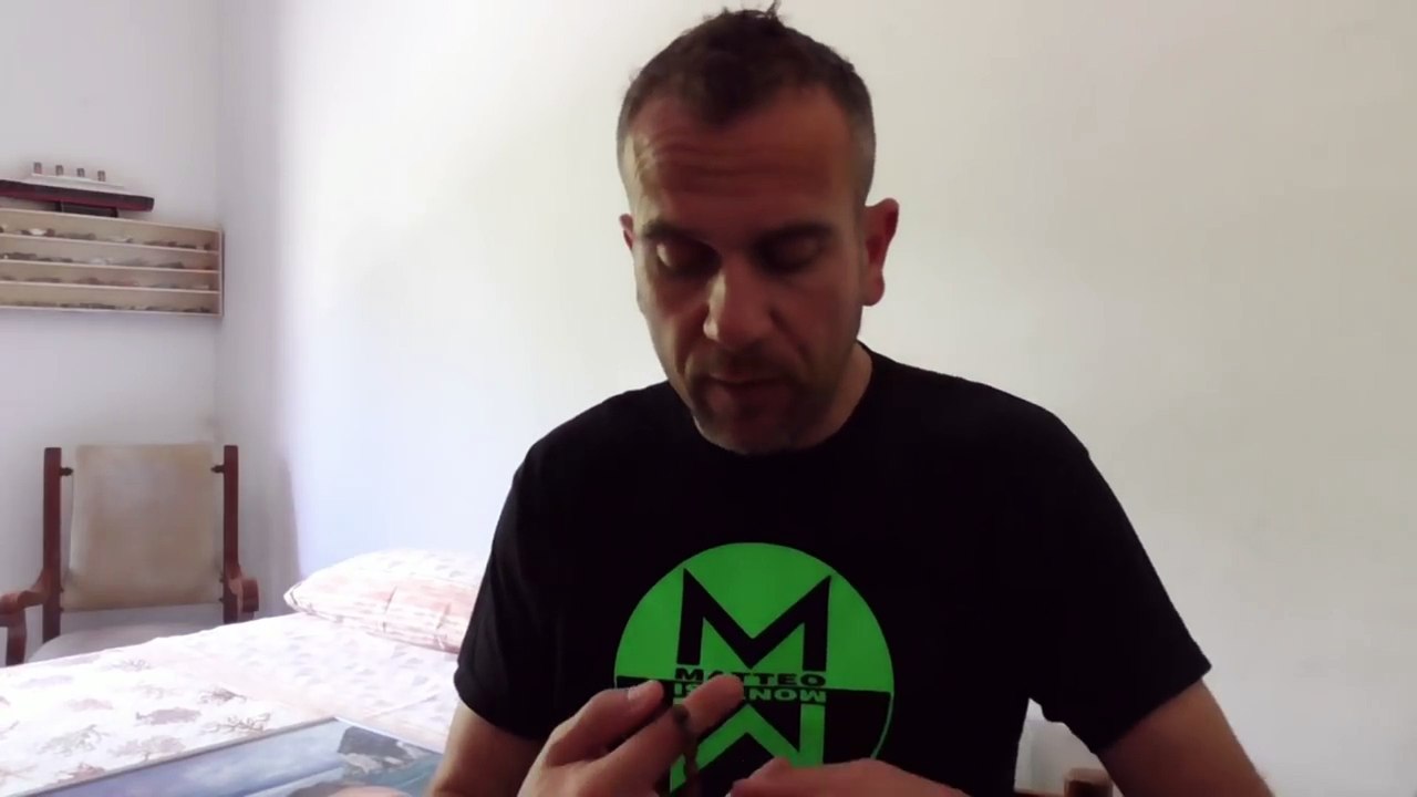 Matteo Montesi si mangia una caccola