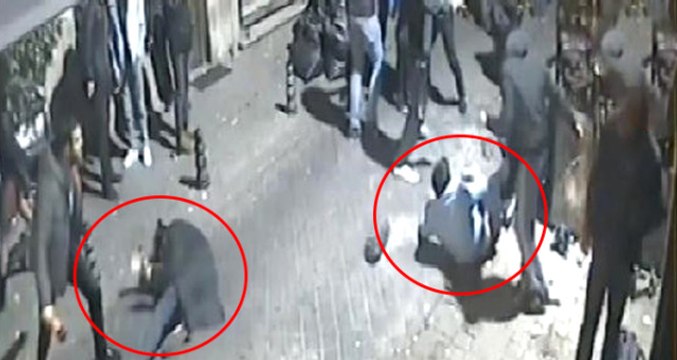 Kavga Anı Kamerada! Gözü Dönmüş Saldırgan Önüne Gelen Herkesi Bıçakladı