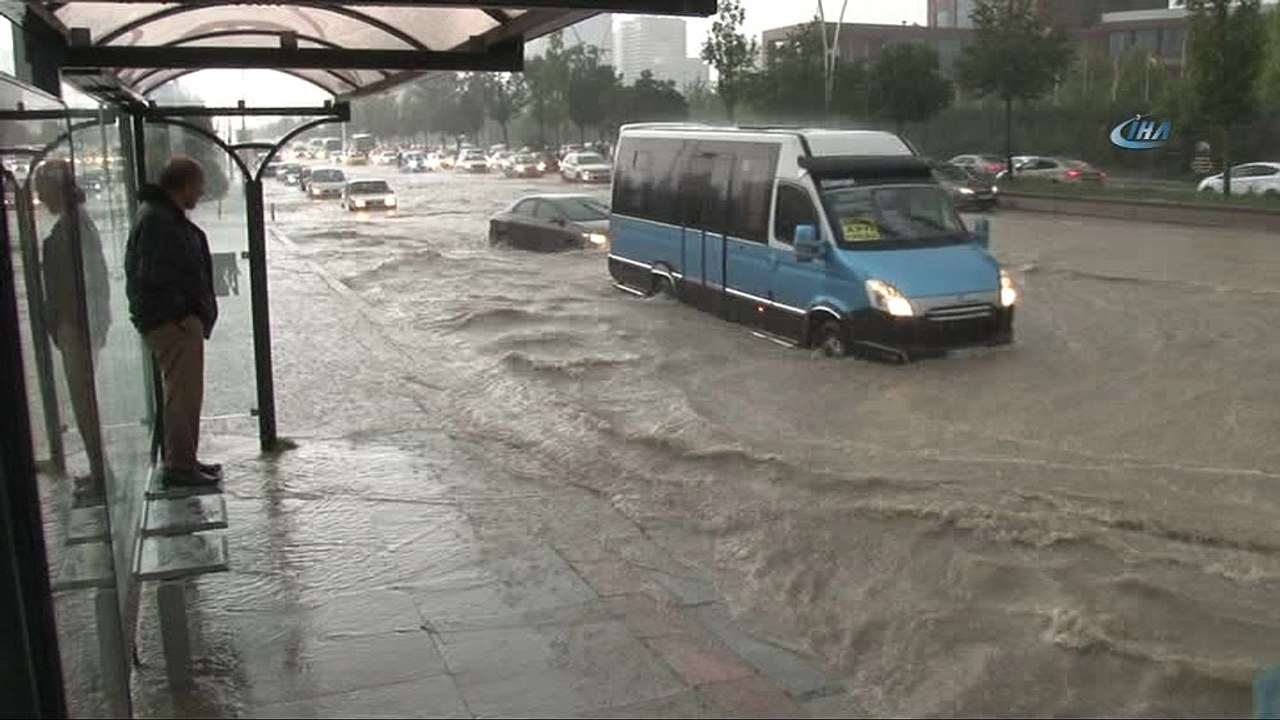 Başkent sele teslim... Çok sayıda araç ve vatandaş yolda kaldı