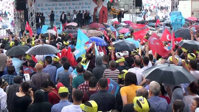 İYİ Parti mitinginde yağmur sürprizi...Bazı partililer miting alanını terk etti