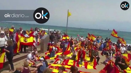 La playa de la Barceloneta llena de banderas de España