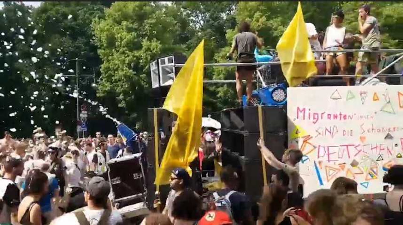 L'extrême droite défile à Berlin, ses opposants organisent une "Love parade" le même jour