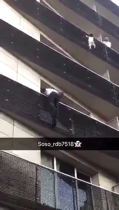 Il escalade à mains nues un bâtiment pour sauver un bébé accroché dans le vide à paris
