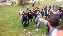 Meydan muharebesi gibi kavga...Kız kaçırma meselesi yüzünden 200'e yakın kişi birbirine girdi: 2'si polis 15 yaralı