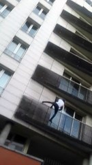 Un homme grimpe par les balcons pour sauver un enfant suspendu dans le vide
