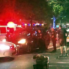 A driver who was arrested runs away from policemen