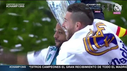 Download Video: Sergio Ramos y Marcelo coronan la Cibeles con la bandera del Real Madrid en la celebración por la Decimotercera