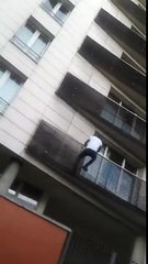 Il escalade un immeuble pour sauver un enfant suspendu