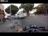 Un motard miraculé passe sous un bus et n'a pas une égratignure