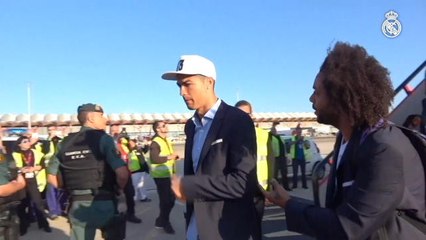 Video herunterladen: Ronaldo and Real Madrid teammates arrive home ahead of bus parade