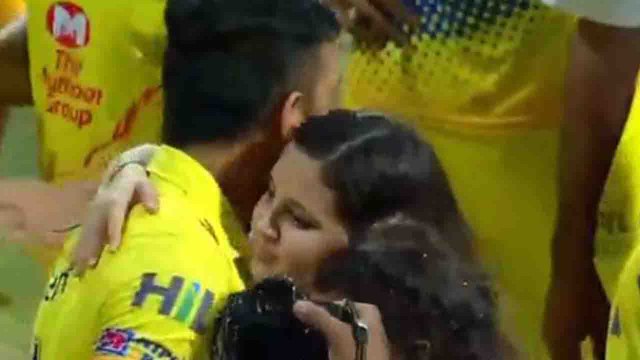 IPL 2018 Final: MS Dhoni celebrates final win with Sakshi Dhoni and Ziva | वनइंडिया हिंदी