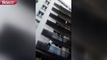 Paris’te kahraman genç balkondan sarkan çocuğu son anda kurtardı
