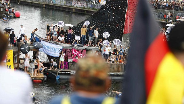 Демонстрации за и против АдГ в Берлине