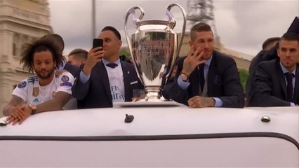 下载视频: Real Madrid parade Champions League trophy in Spanish capital