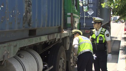 고정장치 풀고 달리는 '도로 위의 흉기' 컨테이너들 / YTN