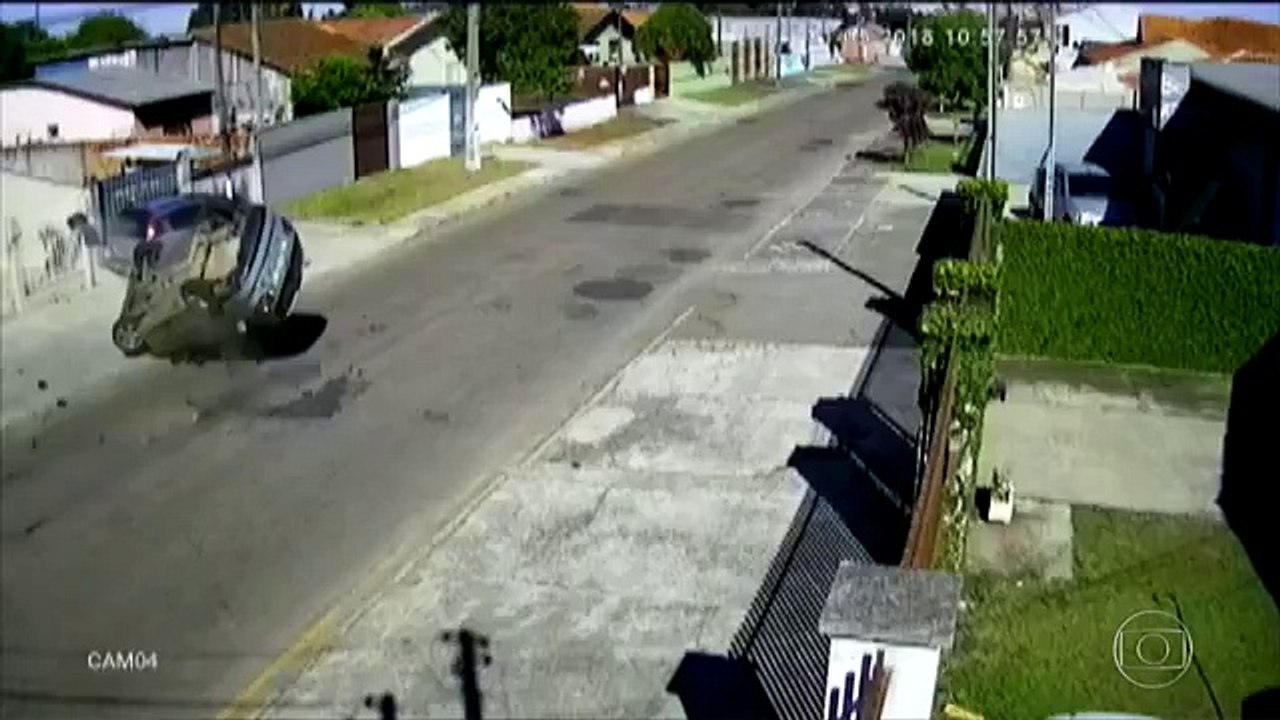 Fantástico 27/05/2018  - Motorista capota após fugir da polícia e carona é lançado; vídeo impressiona