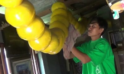 Tasbih Raksasa Terbuat dari Buah Labu Kayu