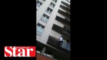 Kahraman göçmen dört kat tırmanıp bebeği kurtardı