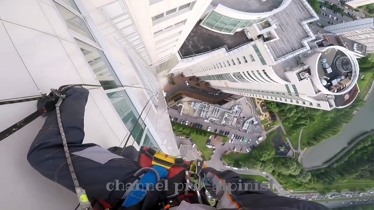 Chute d'une vitre depuis le sommet d'un immeuble (Russie)