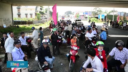 Dòng người đông đúc tham quan cầu Cao Lãnh