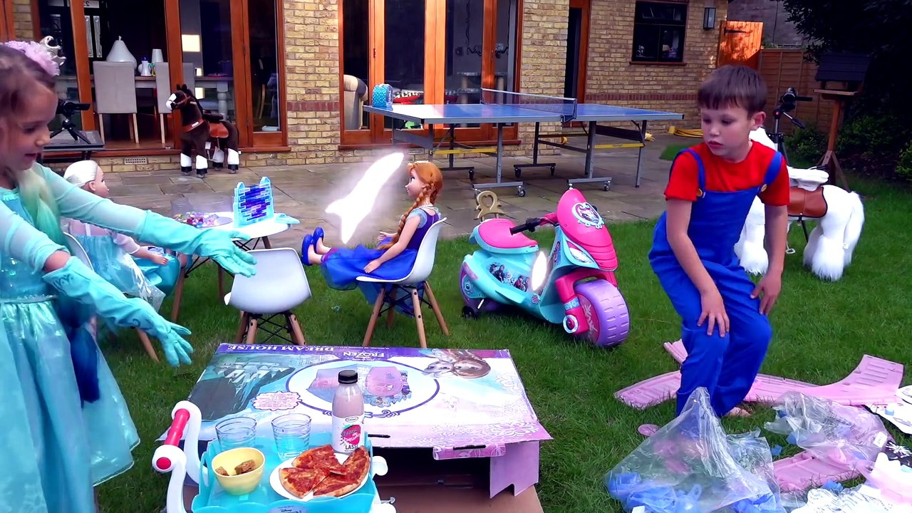 Pretend play Princess in Frozen Dress with Mario build a house Castle for children