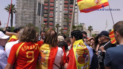 Centenares de catalanas despliegan toallas españolas en la Playa en homenaje a las agredidas